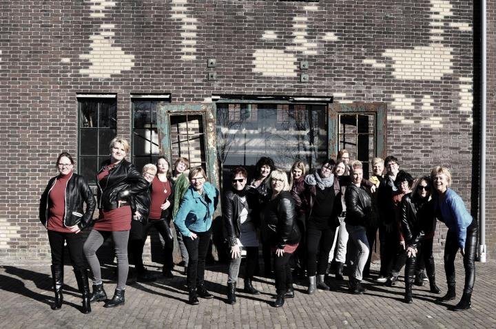 Groepsafbeelding van de leden van popkoor lef!